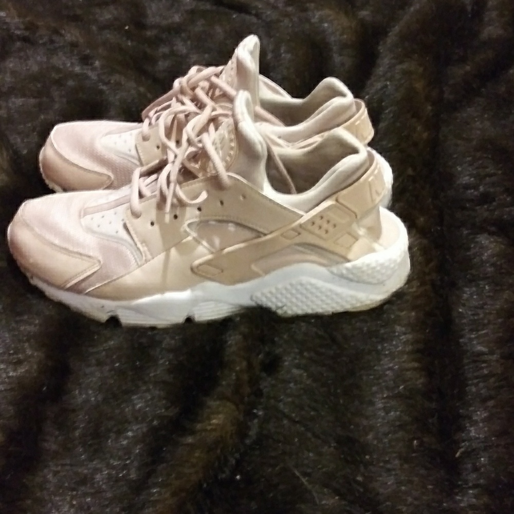 Beautiful cream colored Huaraches Nikes